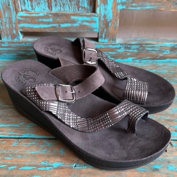 Fantasy Felisa Wedge Comfort Sandal in Black with Toe Strap Size 38 - Picture 1 of 11